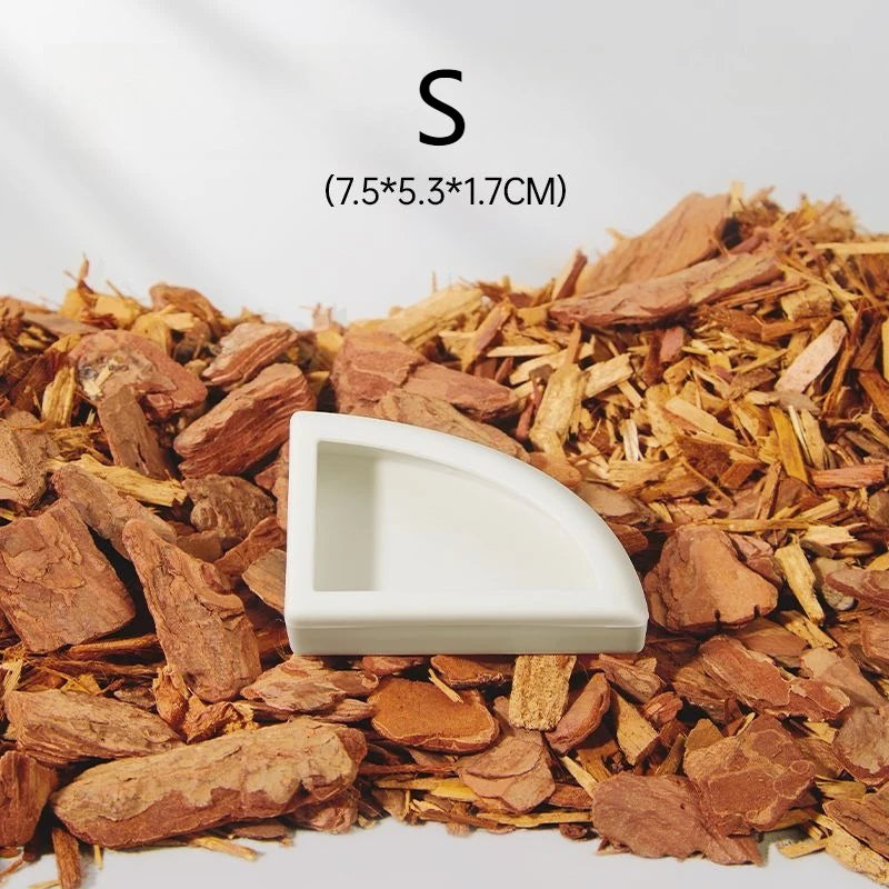 Anti-Escape Mealworm Feeding Container — Reptile & Small Pet Feeder